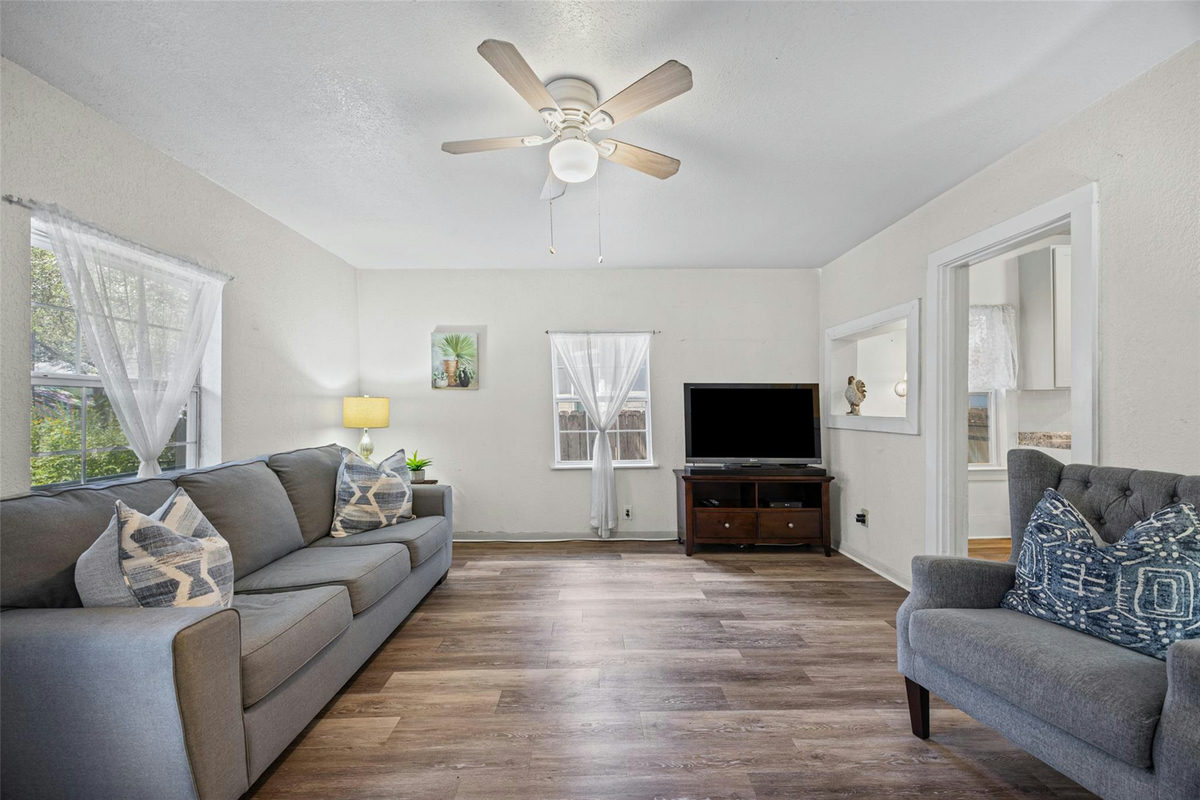 906 W Elizabeth St — photo 2