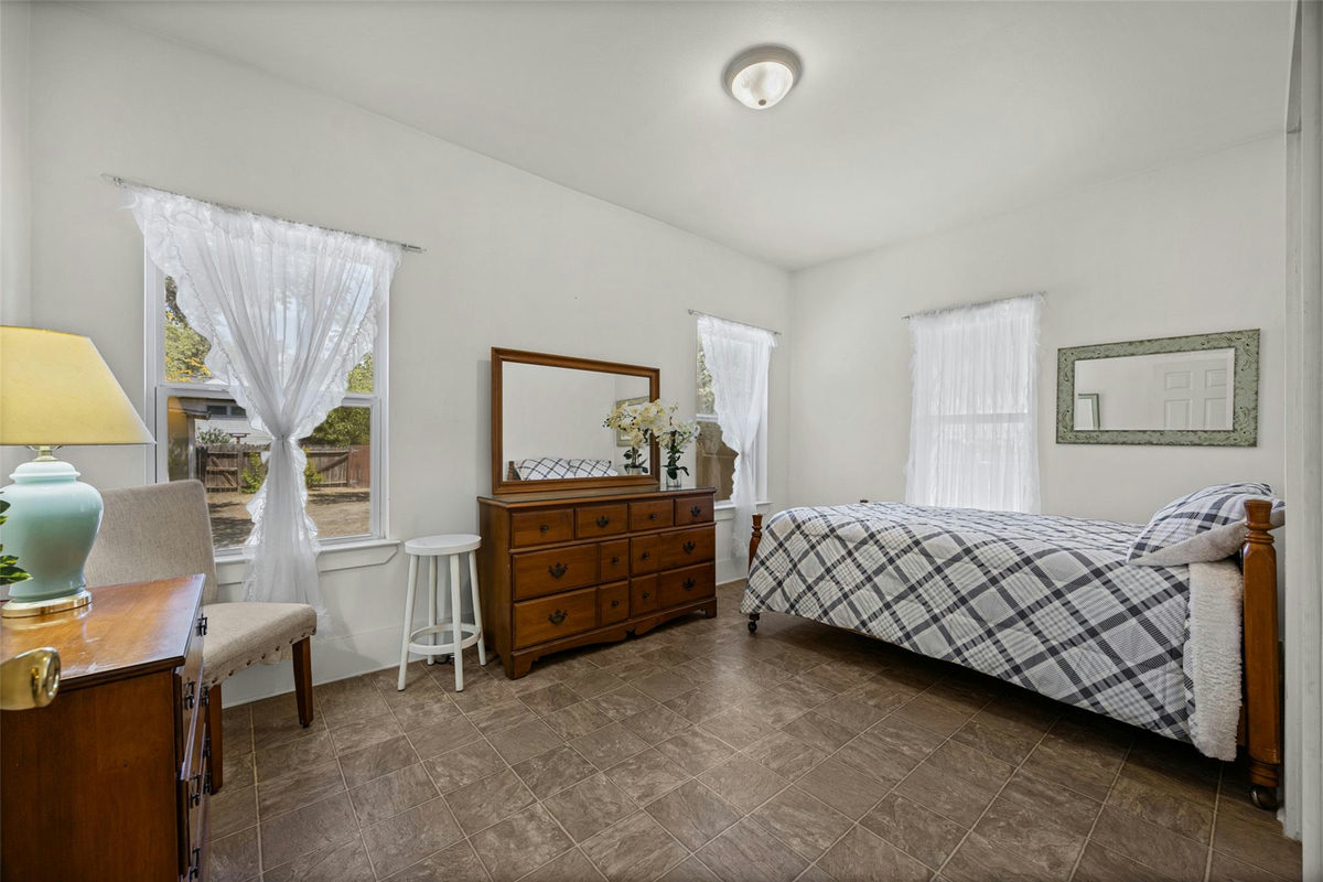 906 W Elizabeth St — photo 5