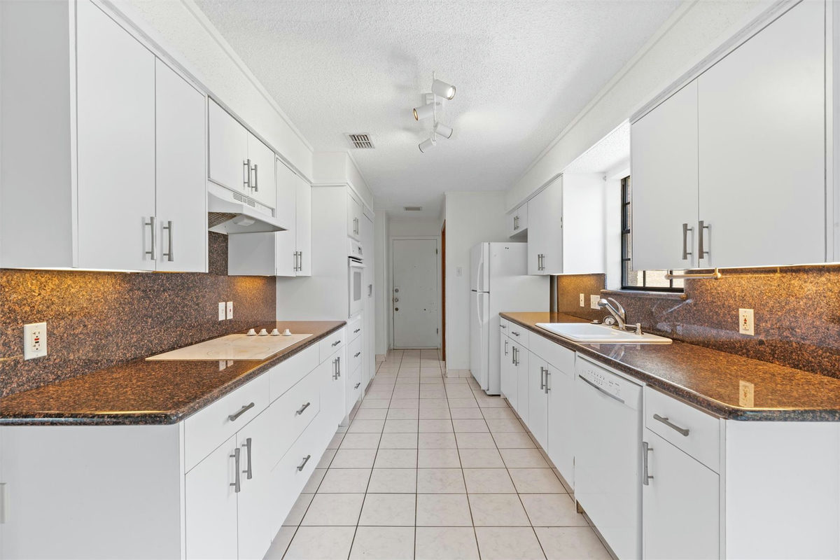 1813 Cedar Ridge Dr — photo 2