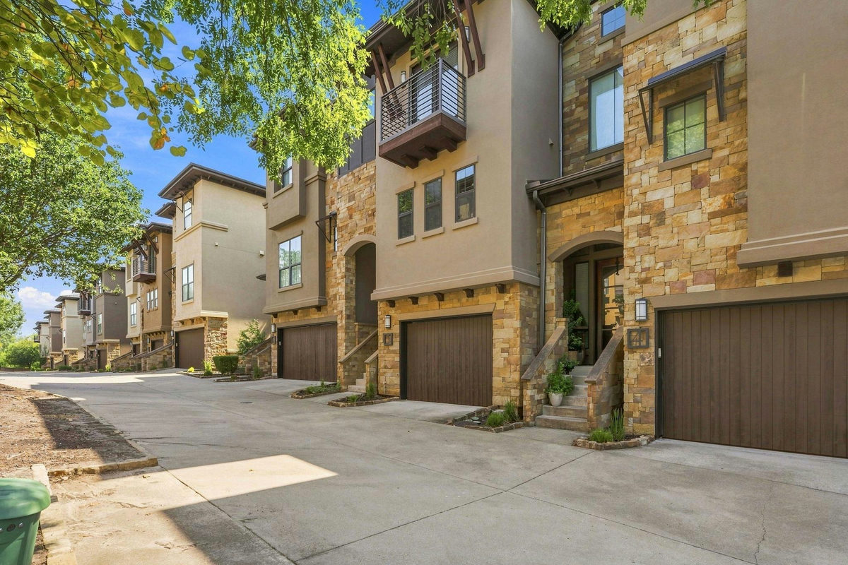 6533 E Hill Dr #5 — photo 2