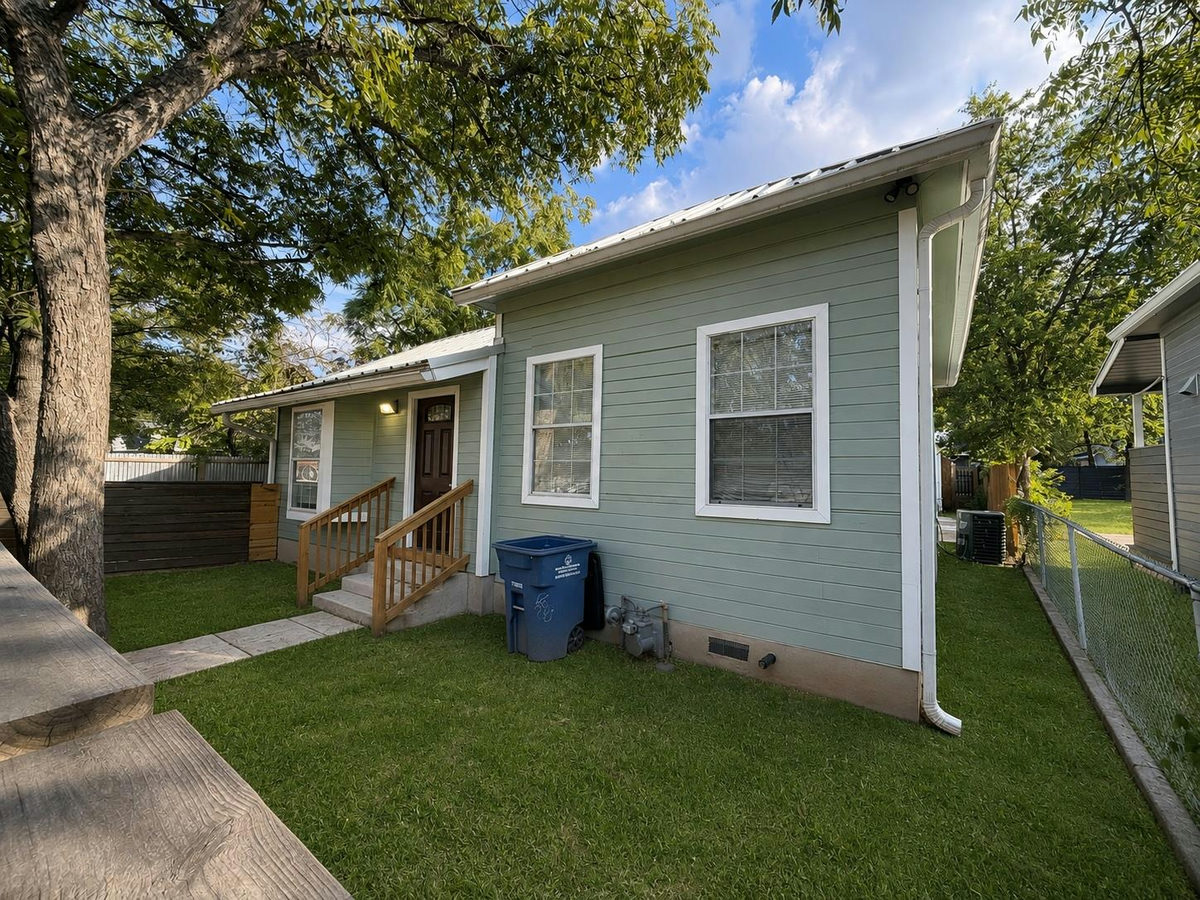 907 E 3rd St — exterior