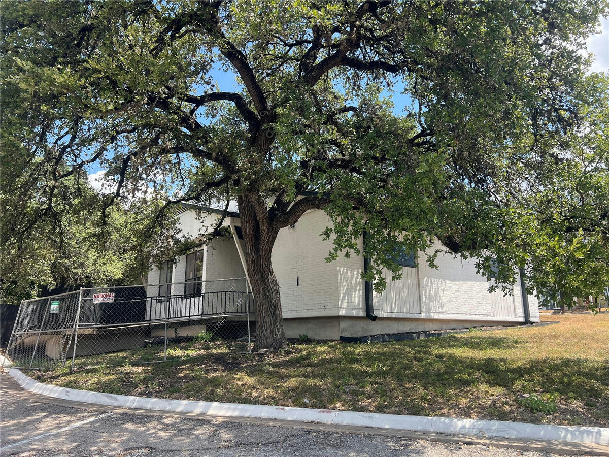 402 West Live Oak St — photo 2