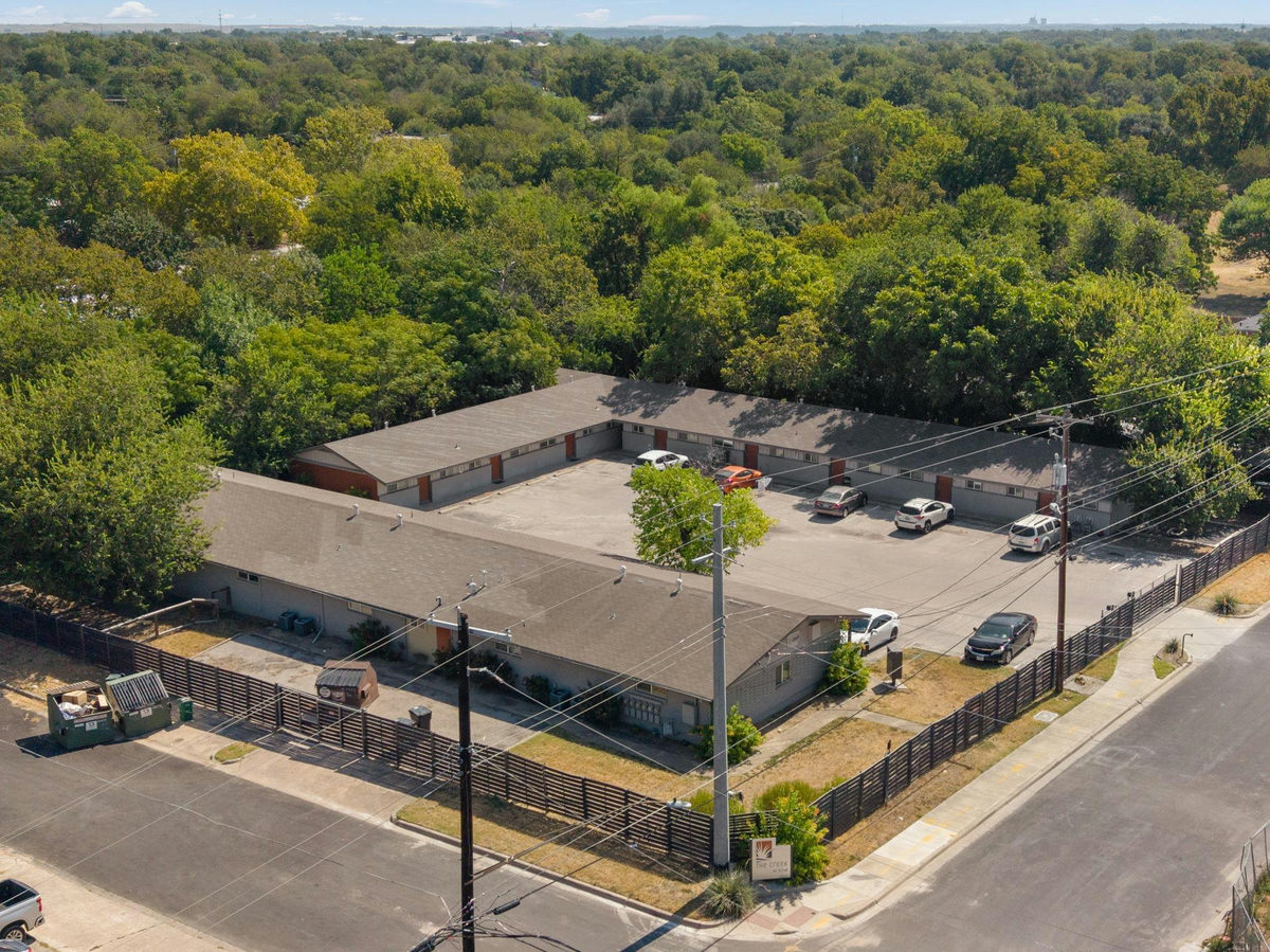 1302 E 52nd St — exterior