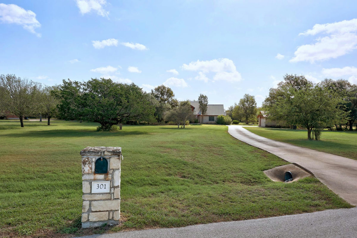 301 Oak Forest Cv — photo 2