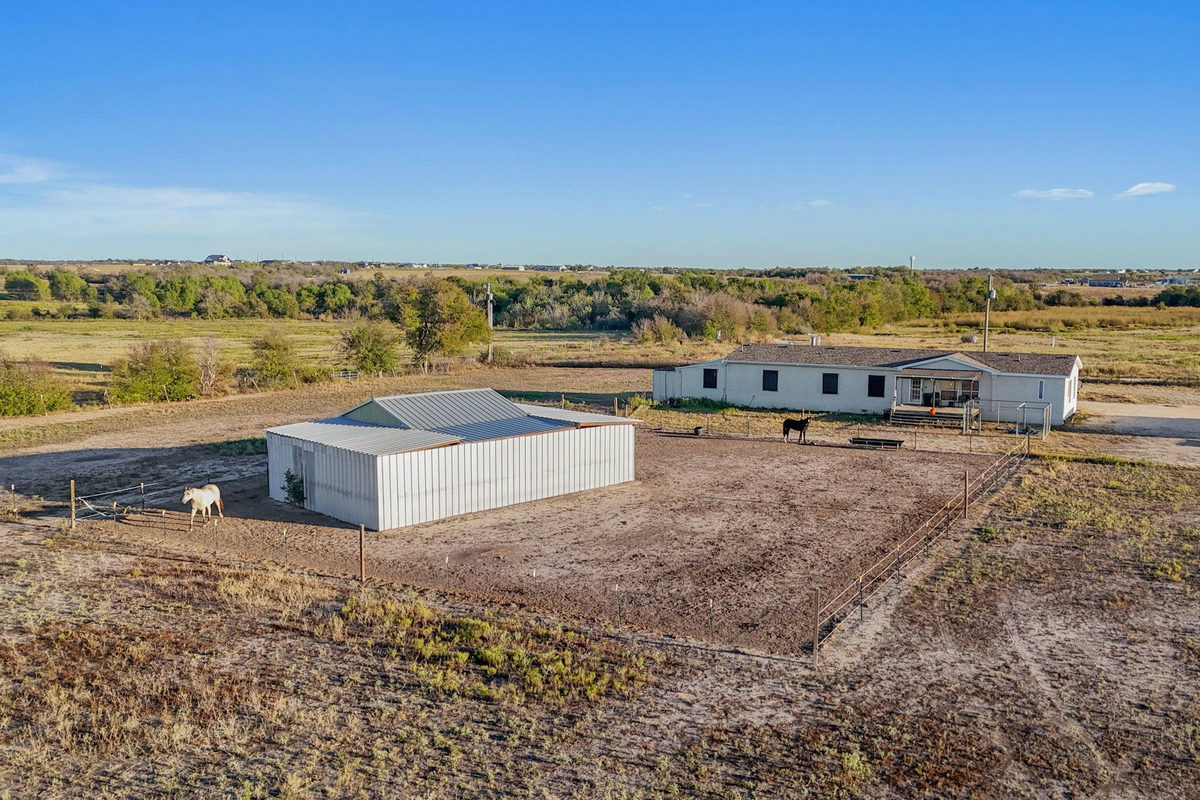1600 County Road 465 — exterior