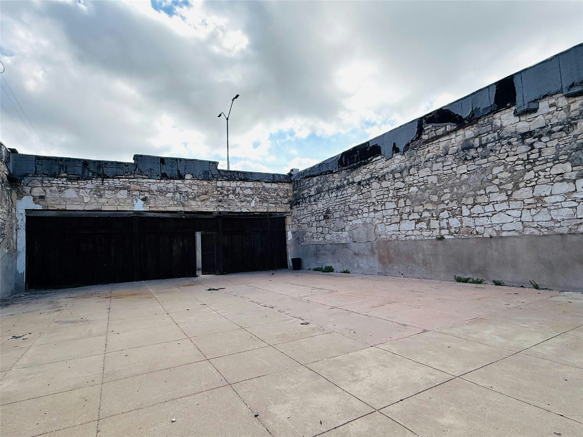 107 N Main St — photo 3