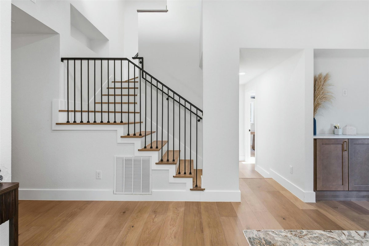 1603 Suffolk Dr — photo 2