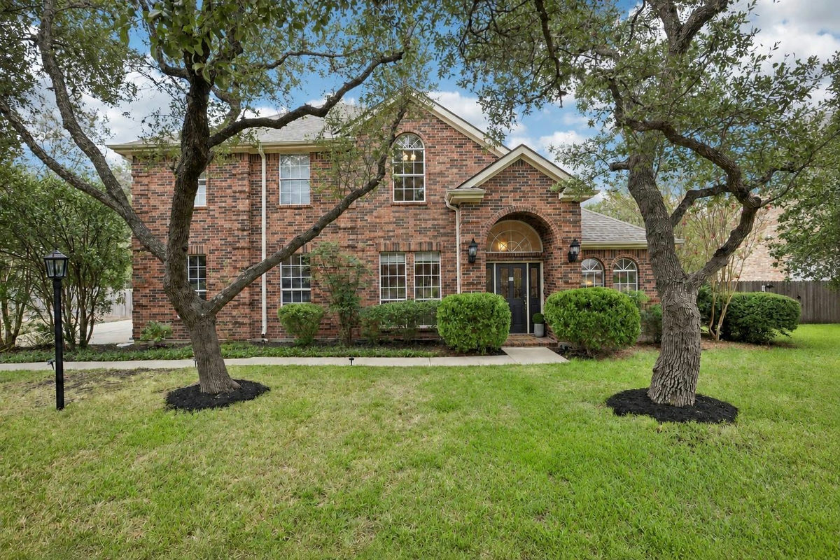 3915 Idalia Dr — exterior