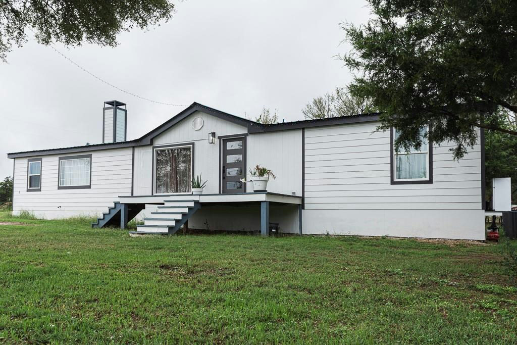 1185 Fm 812 — exterior