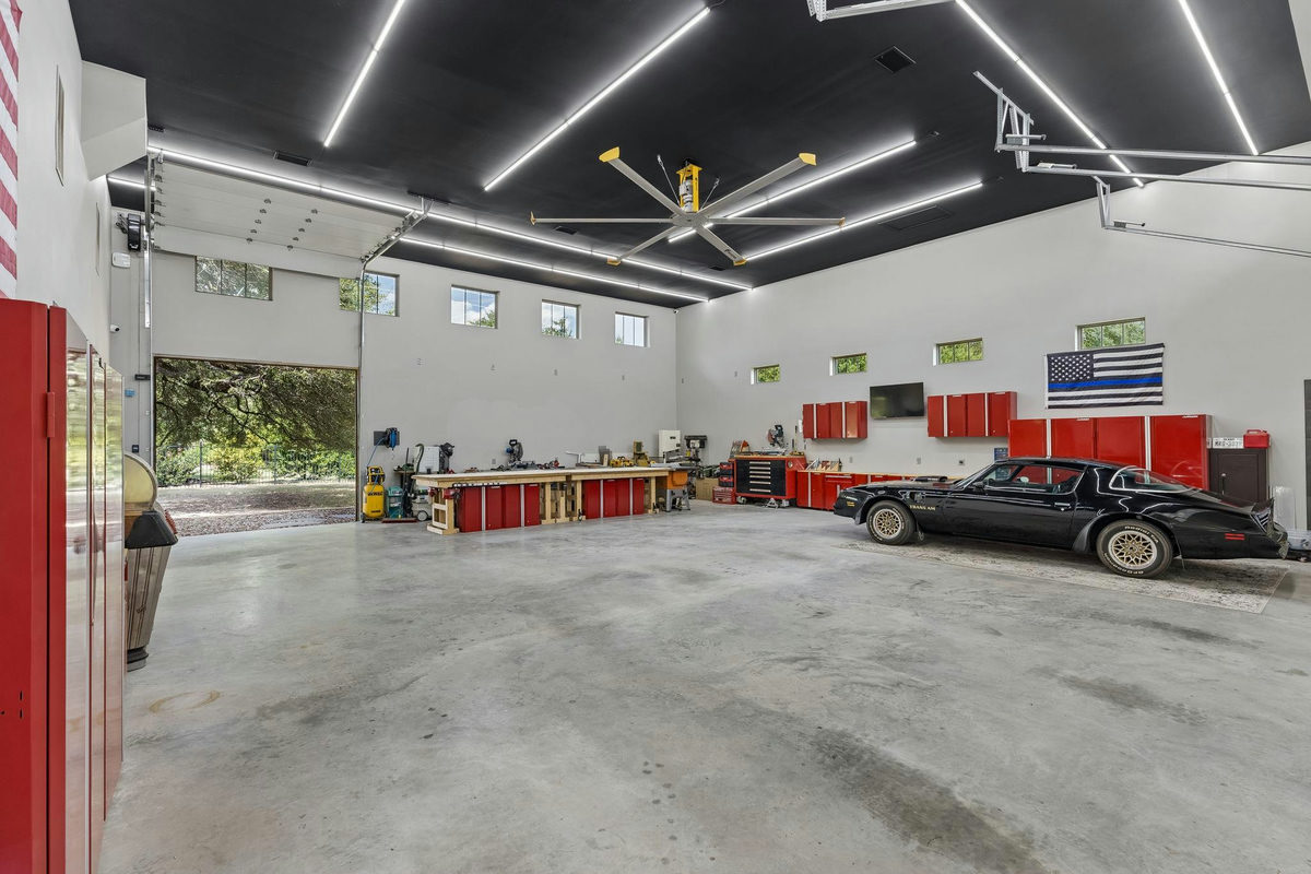 408 Old Pecan Ln — photo 2