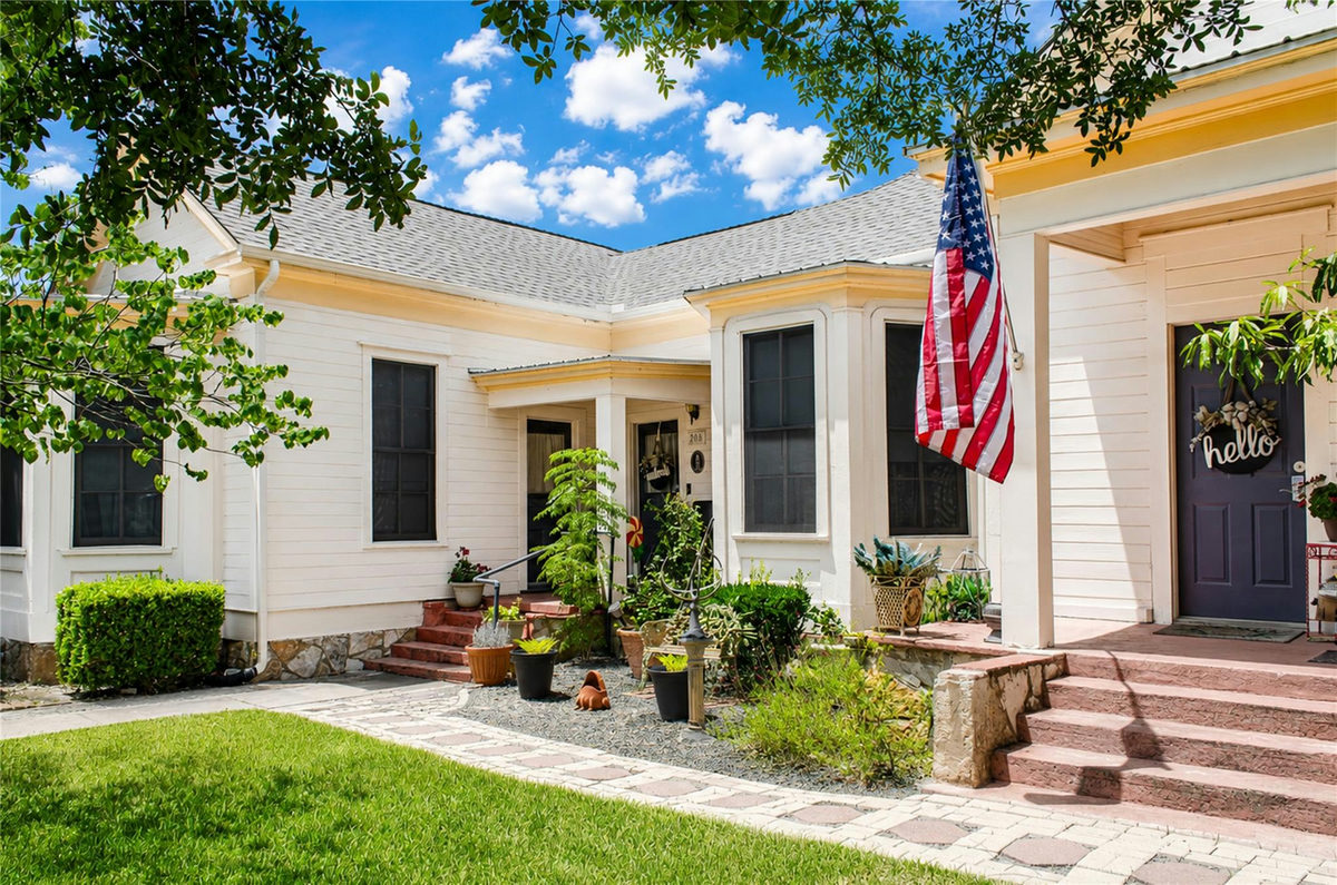 208 S Blair St — exterior
