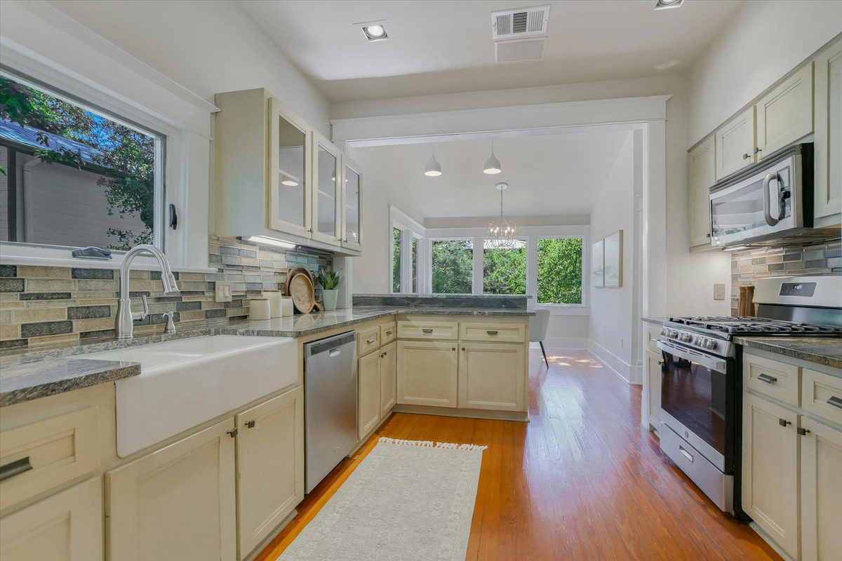 617 Oakland Ave — photo 3