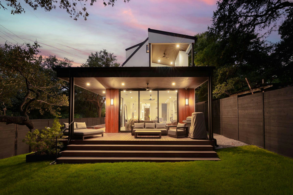 800 W James St — exterior