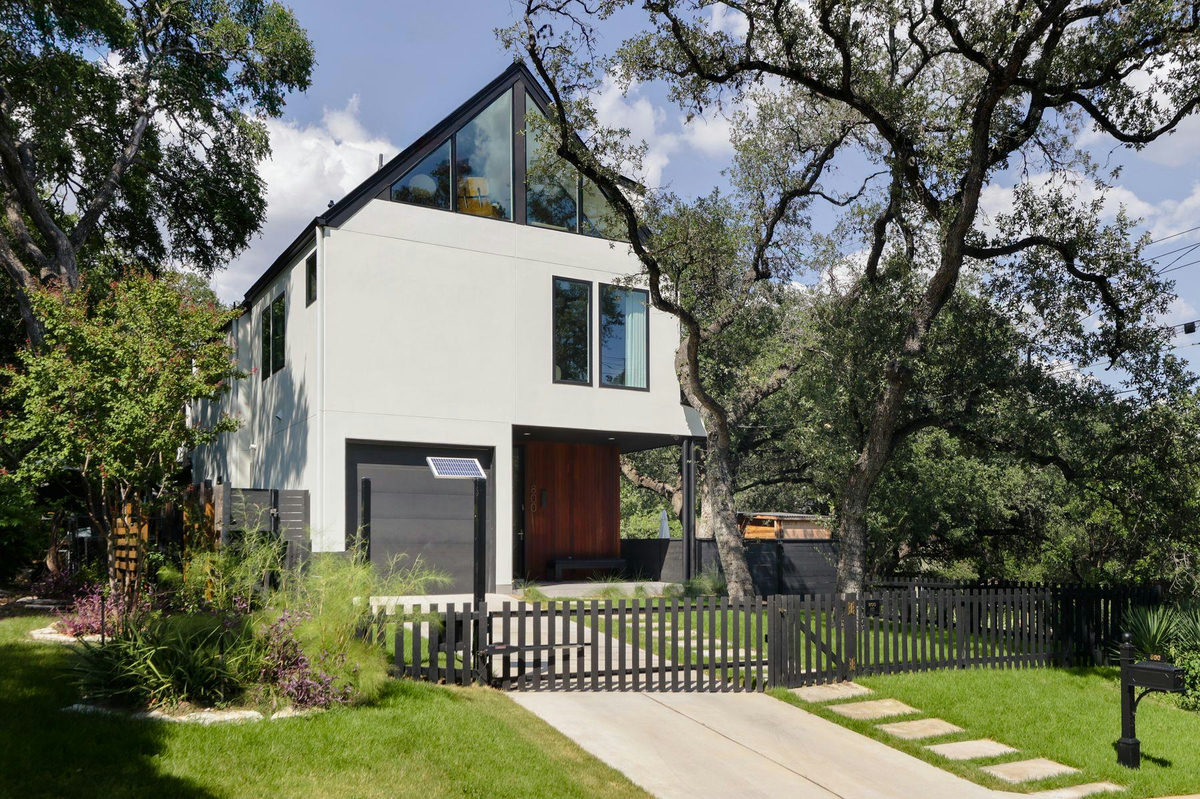 800 W James St — photo 3