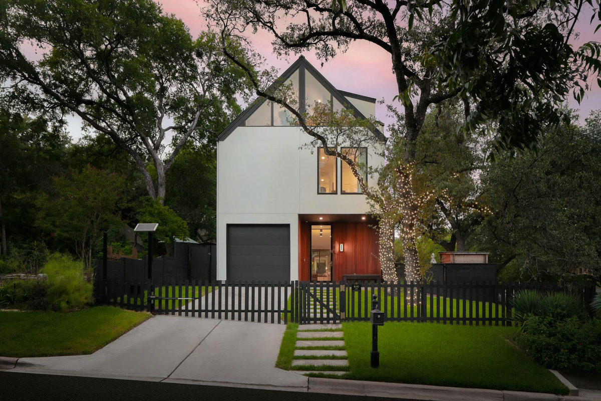 800 W James St — photo 2