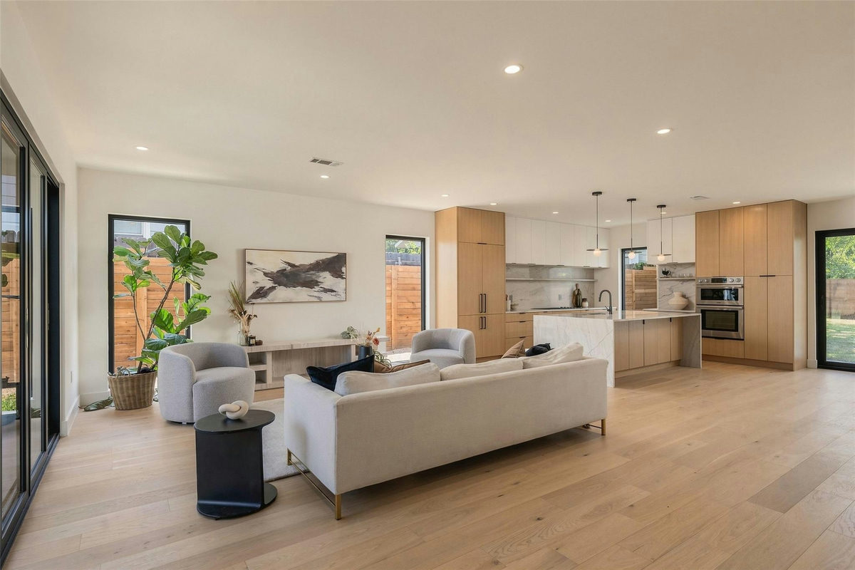 1005 W Johanna St — photo 2