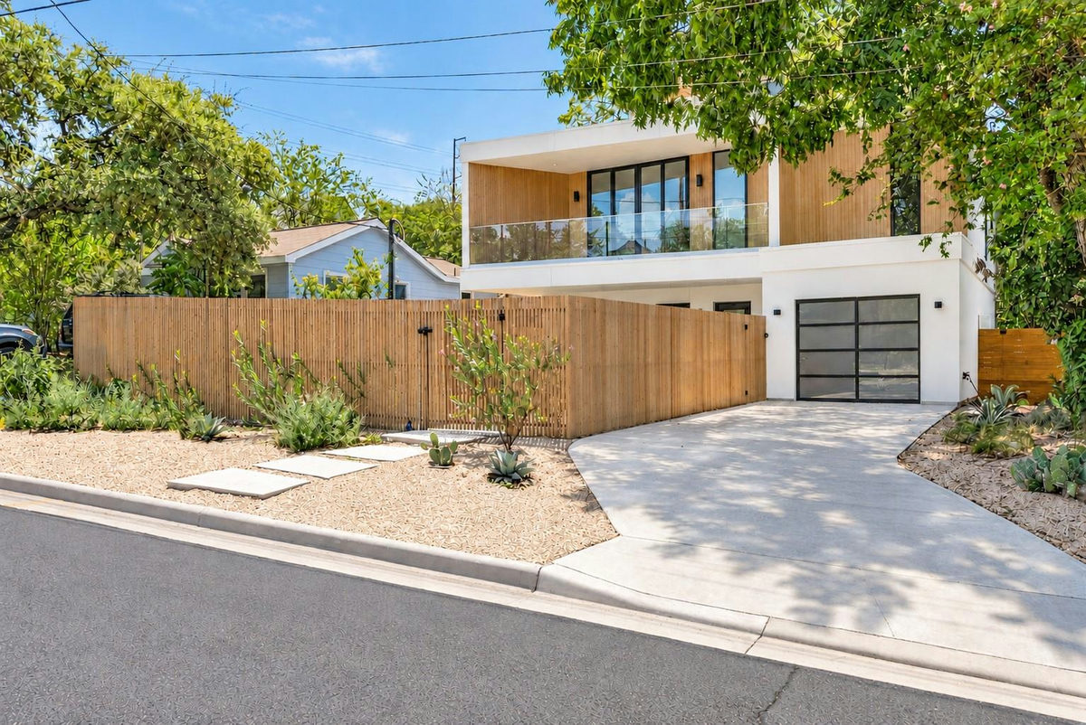 1005 W Johanna St — exterior