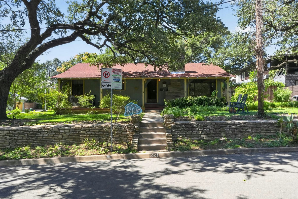 221 Park Ln — photo 2