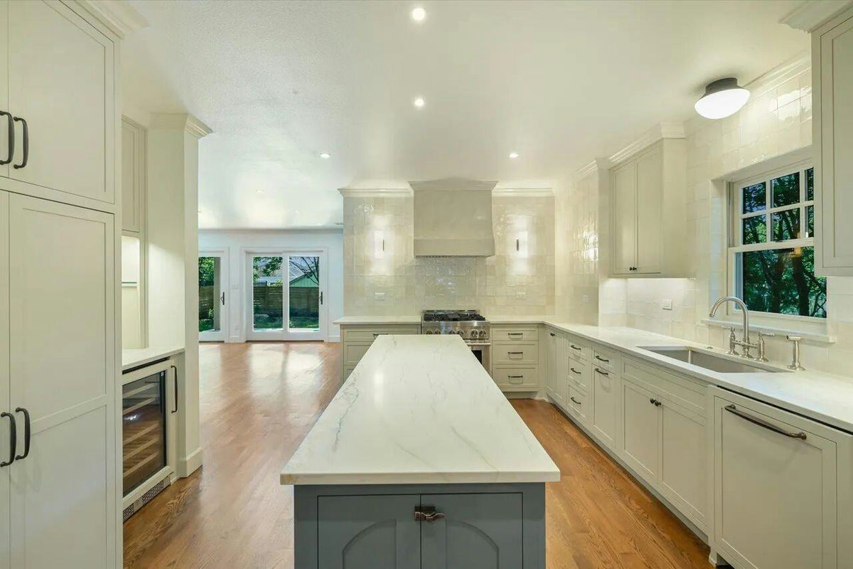 1704 Travis Heights Blvd — photo 3