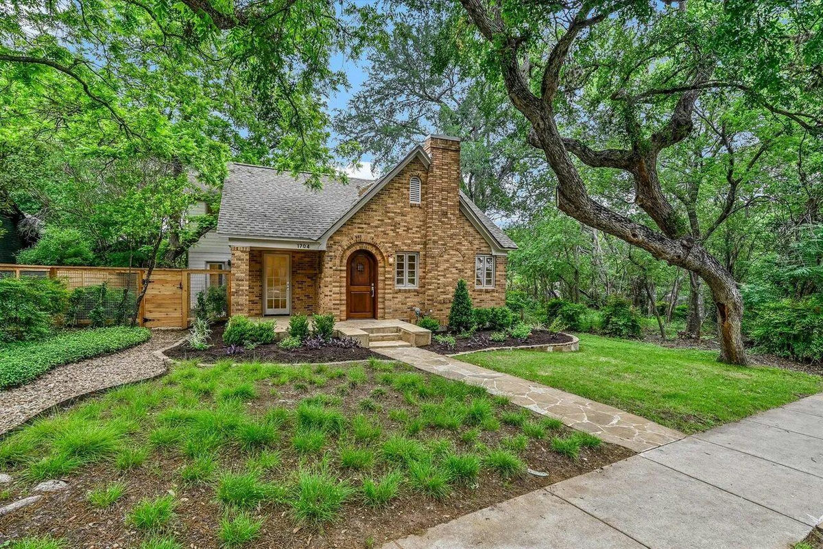 1704 Travis Heights Blvd — photo 2