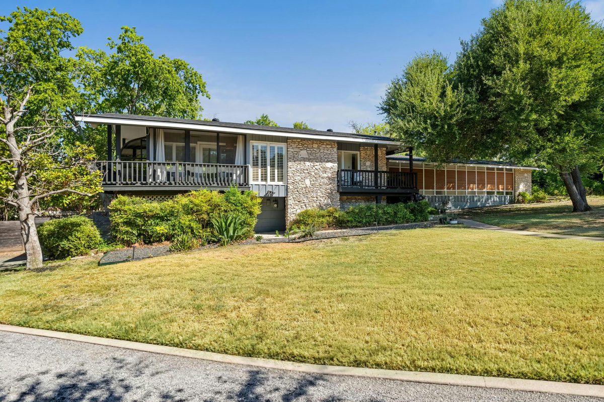 1712 McCoy Pl — photo 2