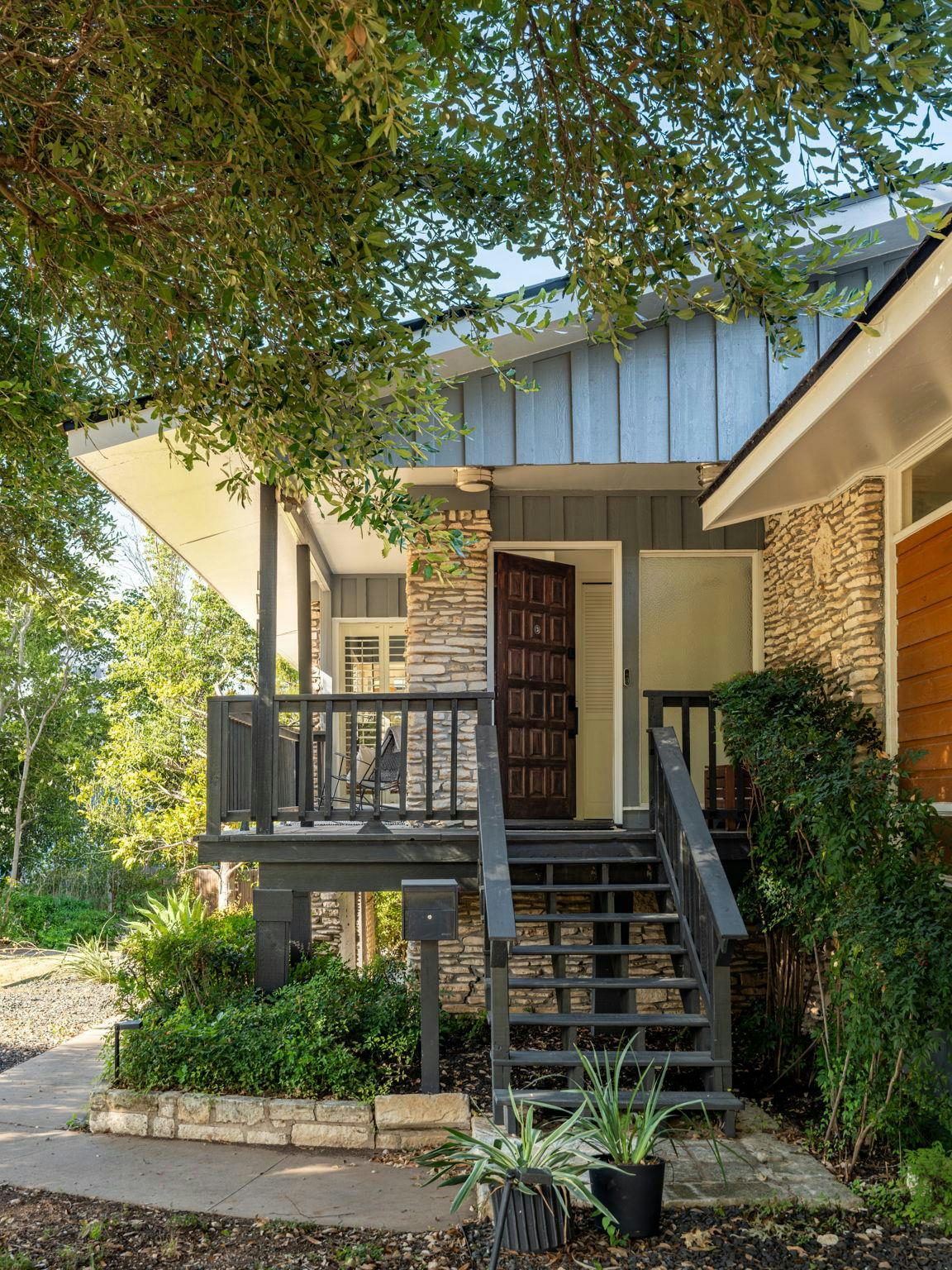 1712 McCoy Pl — exterior