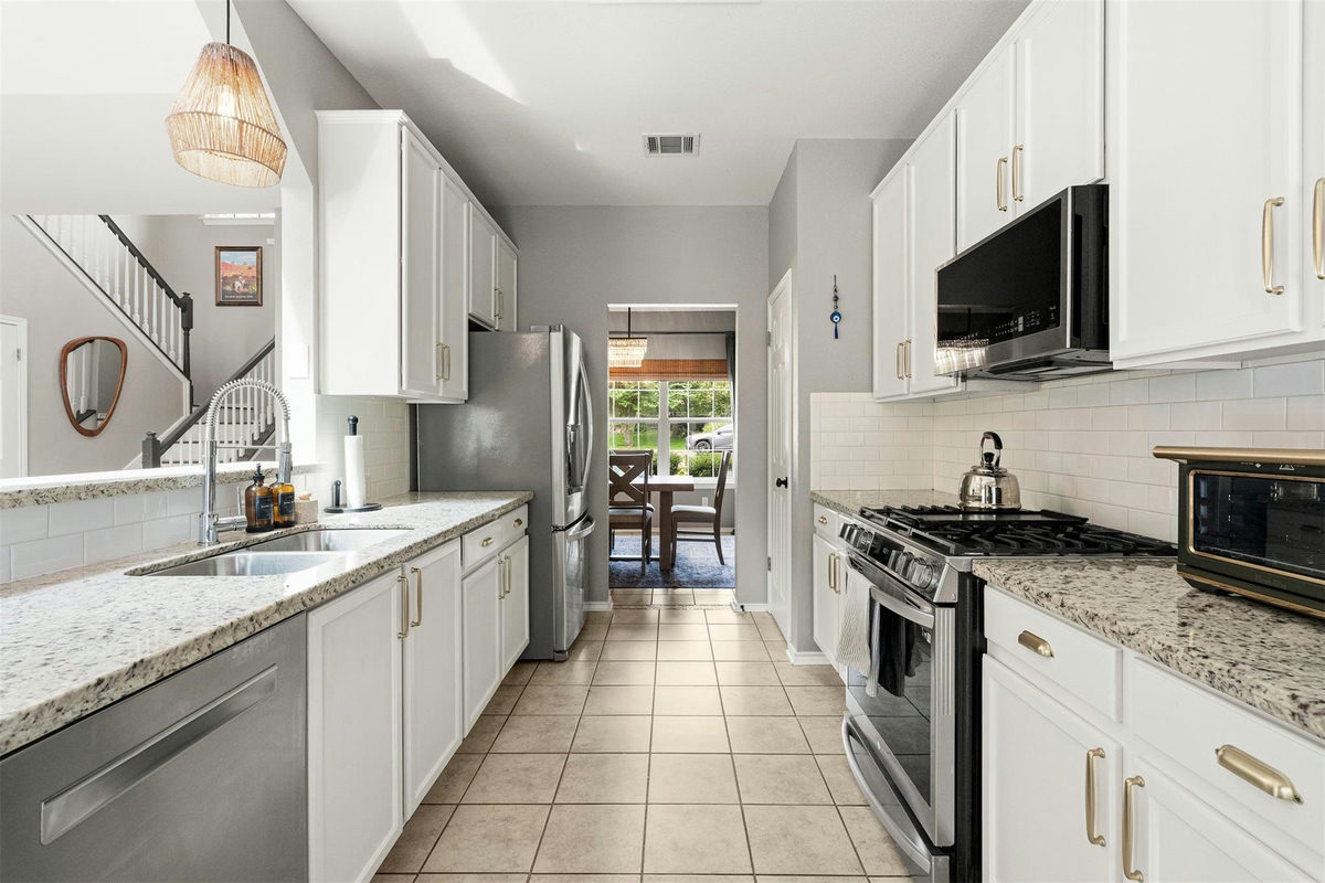 7009 Wandering Oak Rd — photo 2