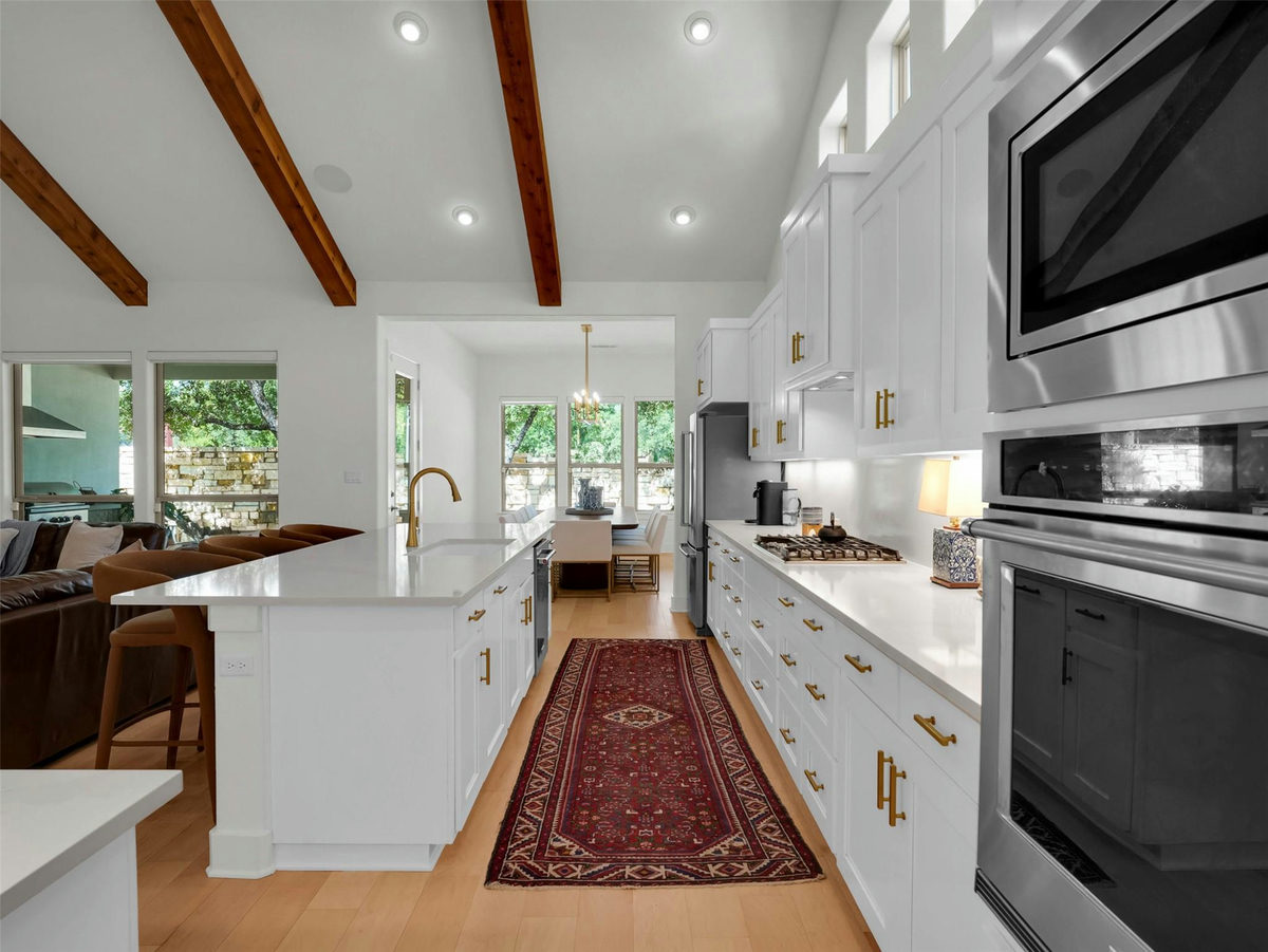 960 Indian Hawthorne Dr #V — photo 2