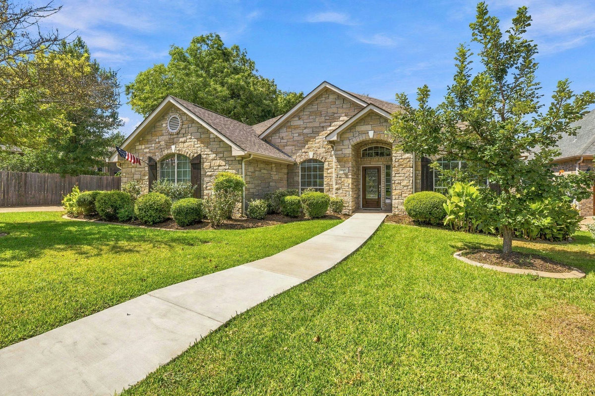 1349 River Forest Dr — exterior