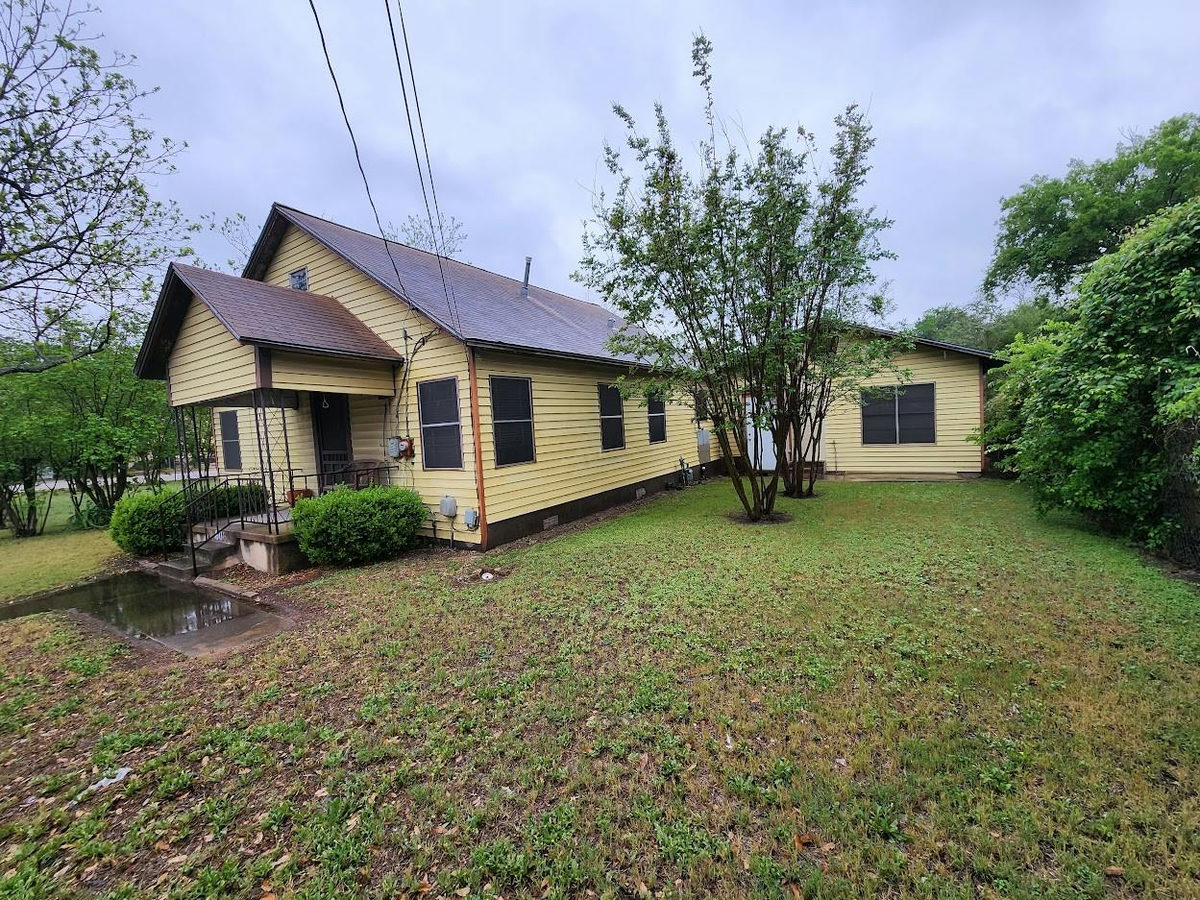 808 Montopolis Dr — exterior