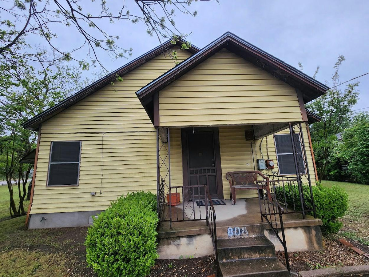 808 Montopolis Dr — photo 2