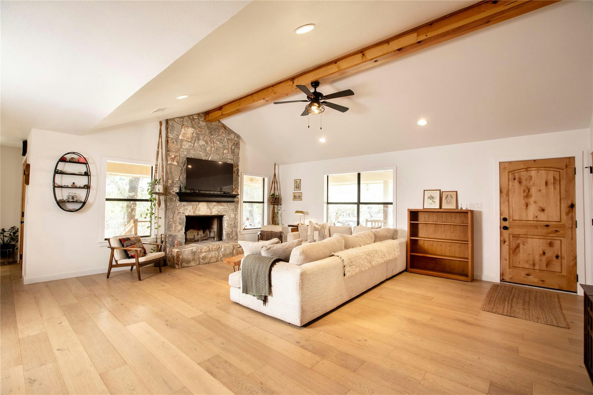 301 Lander Ln — photo 4