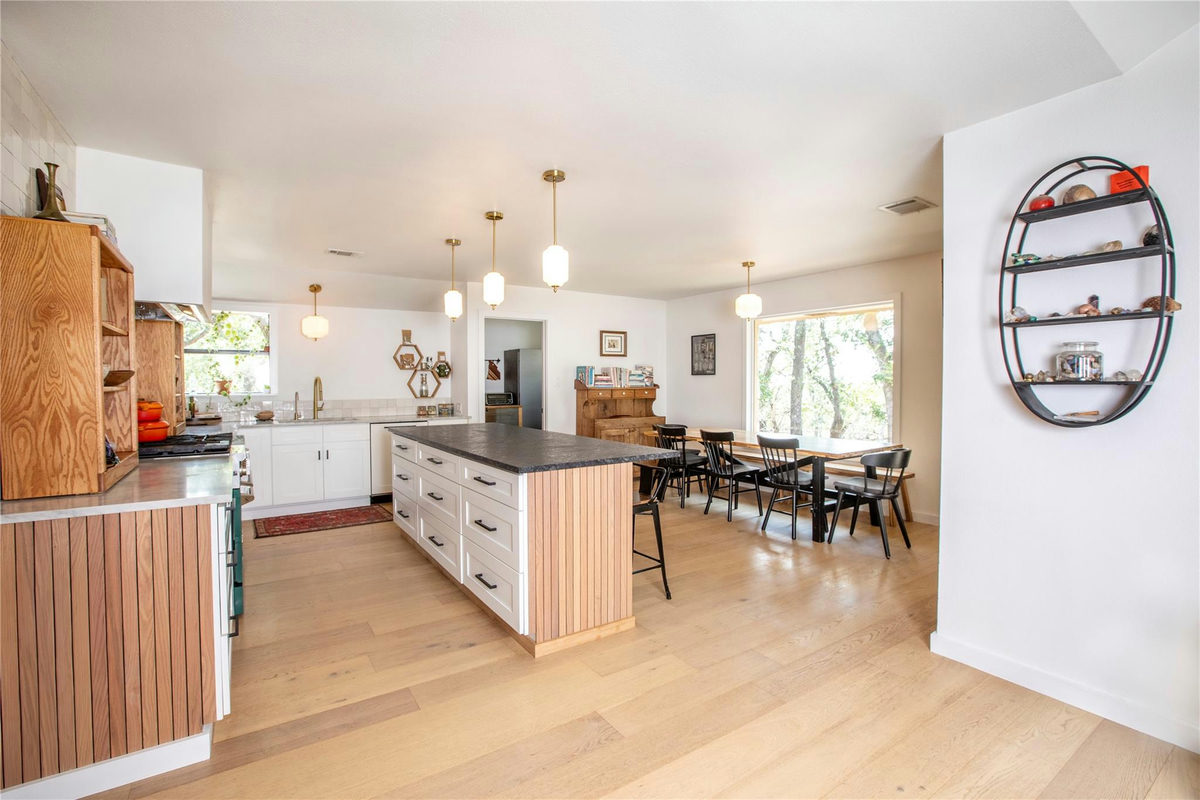 301 Lander Ln — photo 5