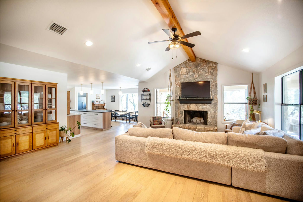 301 Lander Ln — photo 2