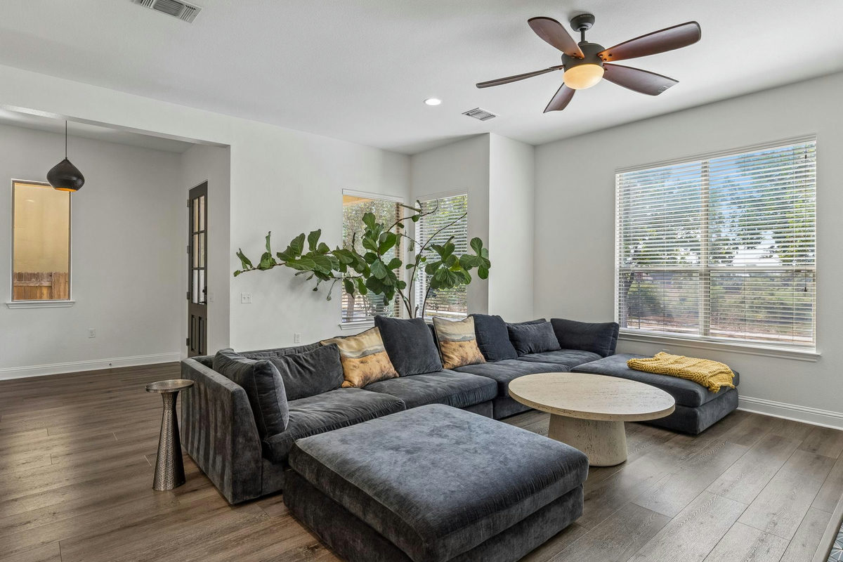 2700 Tom Miller St — photo 2