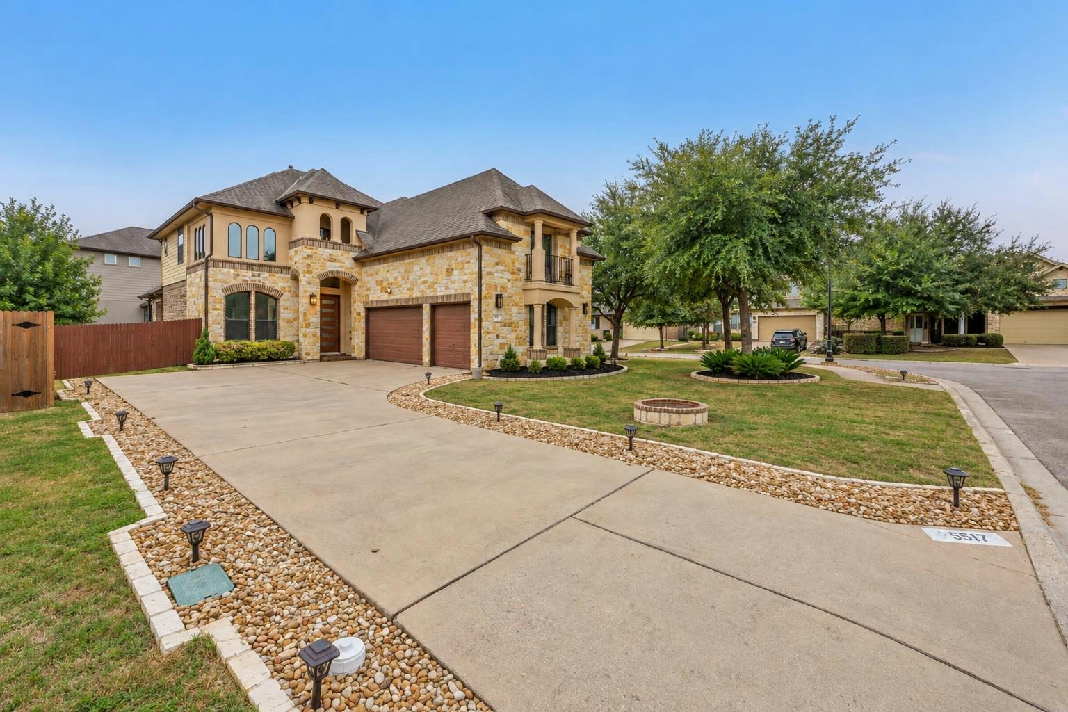 5517  Pincushion Daisy Dr