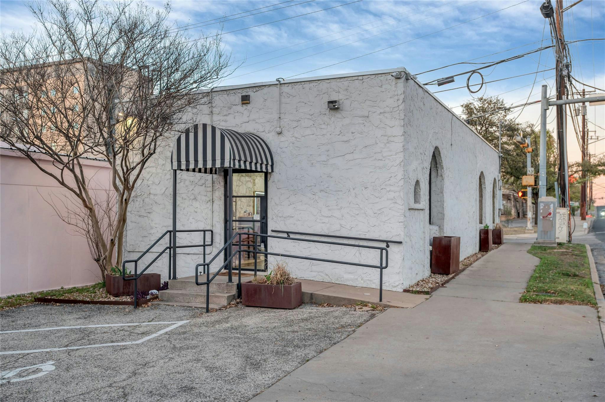 1001 W 34 St  