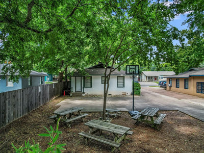 1509 W Koenig Ln — photo 4