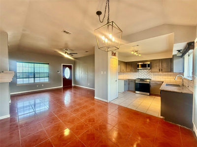 305 Maple Ln — photo 2