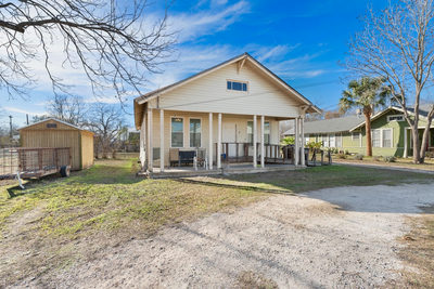 917 Trinity St — photo 2