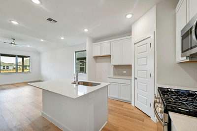 1012 Universal Dr — photo 4