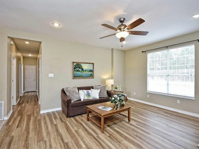 600 Grand Prairie Cir — photo 4