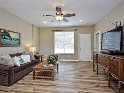 600 Grand Prairie Cir — photo 3