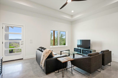 405 Taylor Dr — photo 2