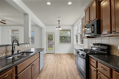 331 Rosemary Holw — photo 2