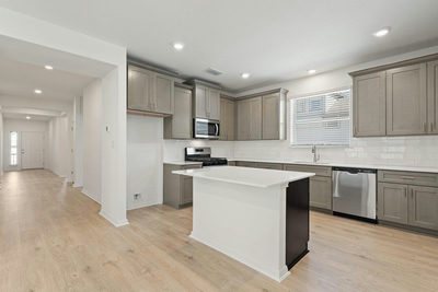 424 Treadwell Ln — photo 2