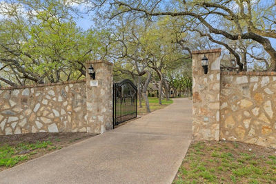 999 Enchanted Oaks Dr — photo 2