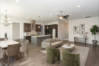 4733 Collins St — photo 2