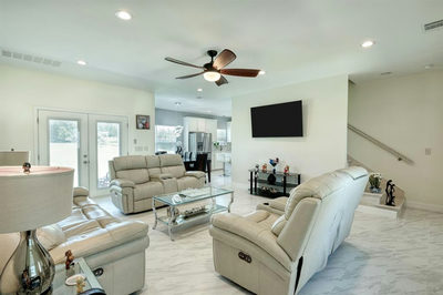 2409 Pecan St — photo 2