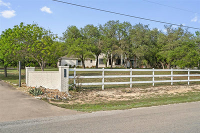 606 Winchester Dr — photo 3